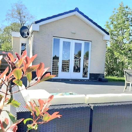 Huisje Britt Met Grote Tuin En Veel Privacy Dirkshorn エクステリア 写真