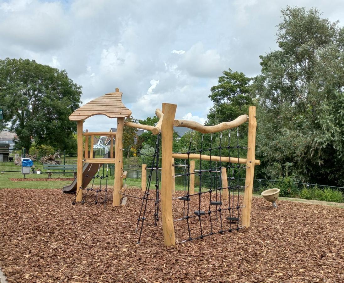 Huisje Britt Met Grote Tuin En Veel Privacy Dirkshorn エクステリア 写真
