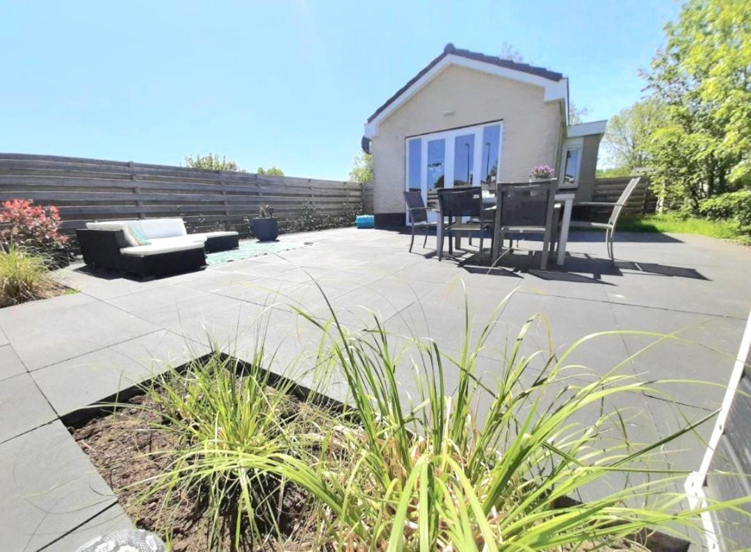 Huisje Britt Met Grote Tuin En Veel Privacy Dirkshorn エクステリア 写真