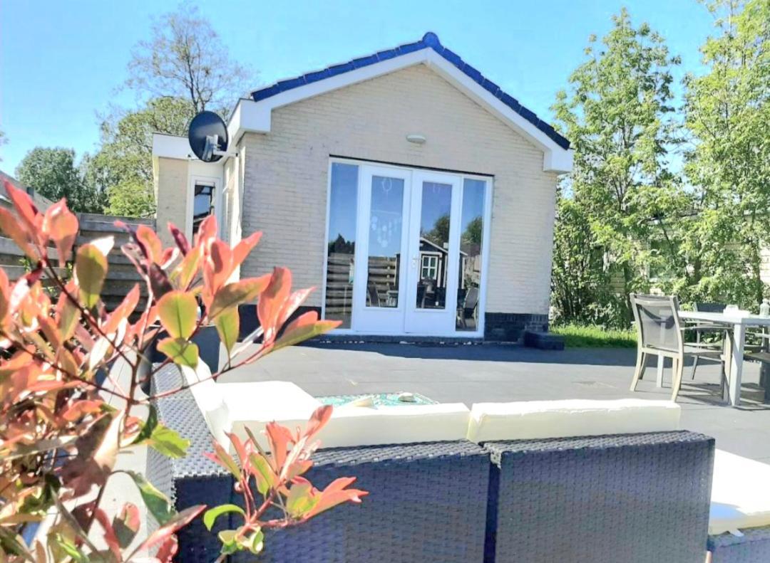 Huisje Britt Met Grote Tuin En Veel Privacy Dirkshorn エクステリア 写真
